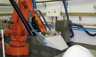 熊孩子用激光照飞机